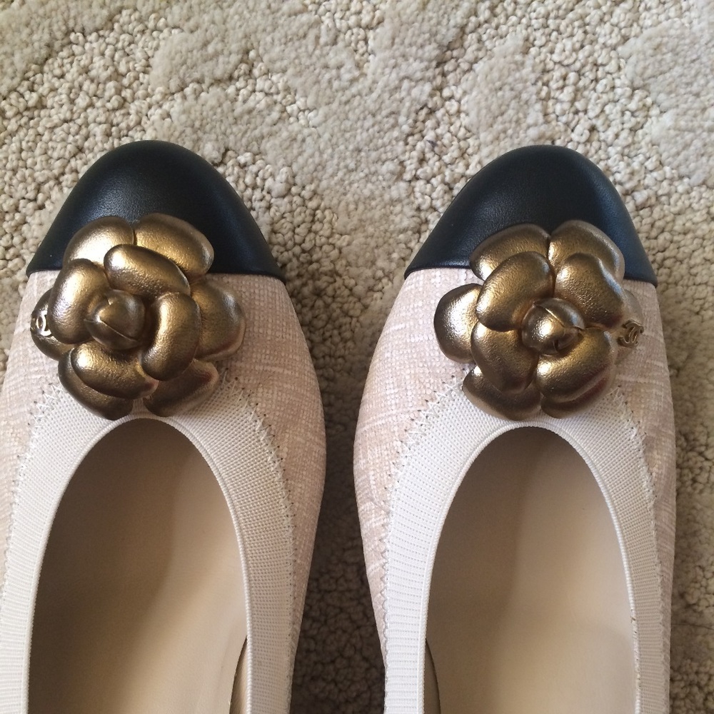 BNIB $875 Authentic Chanel Escarpins Camellia heel